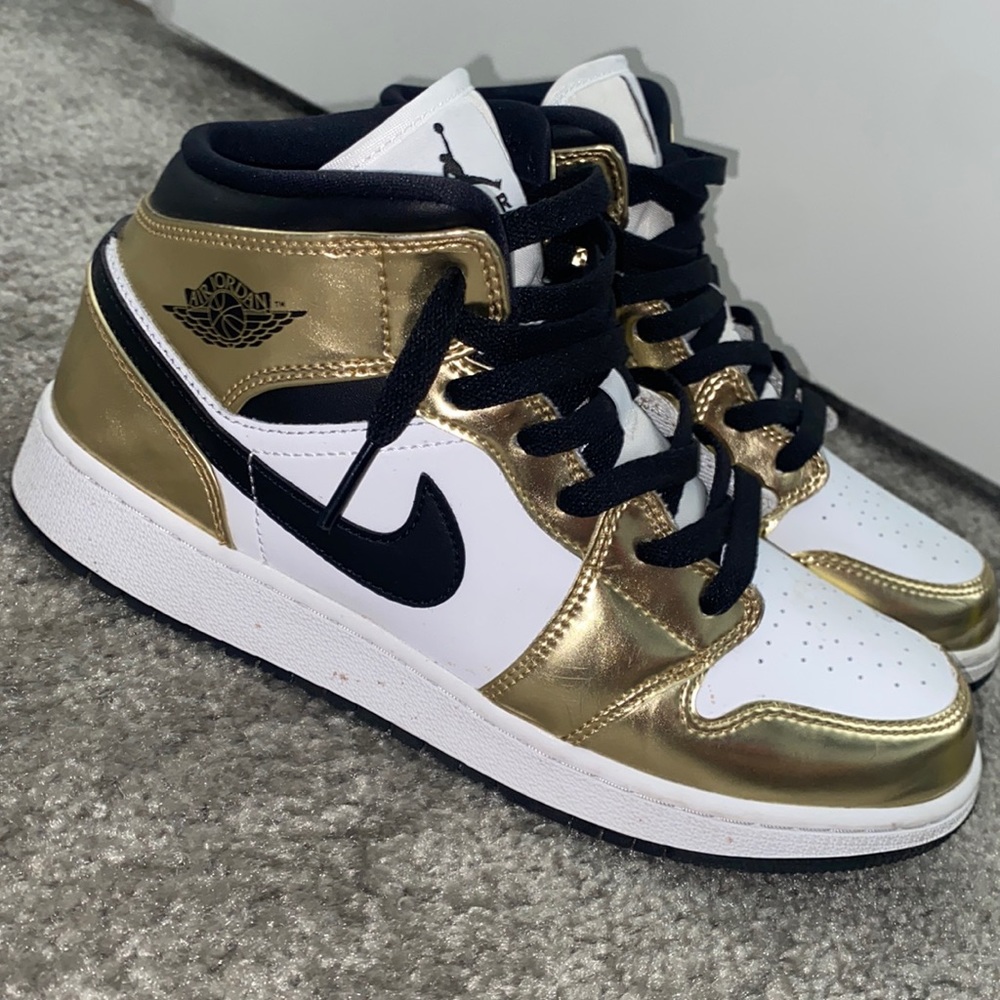 (GS) Jordan 1 Mid Metallic Gold Black White size 6.5Y